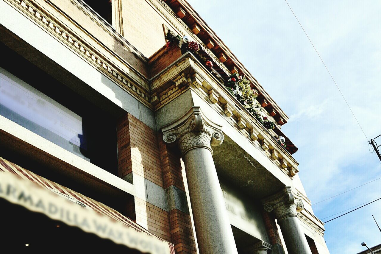 LOW ANGLE VIEW OF BUILDINGS AGAINST SKY