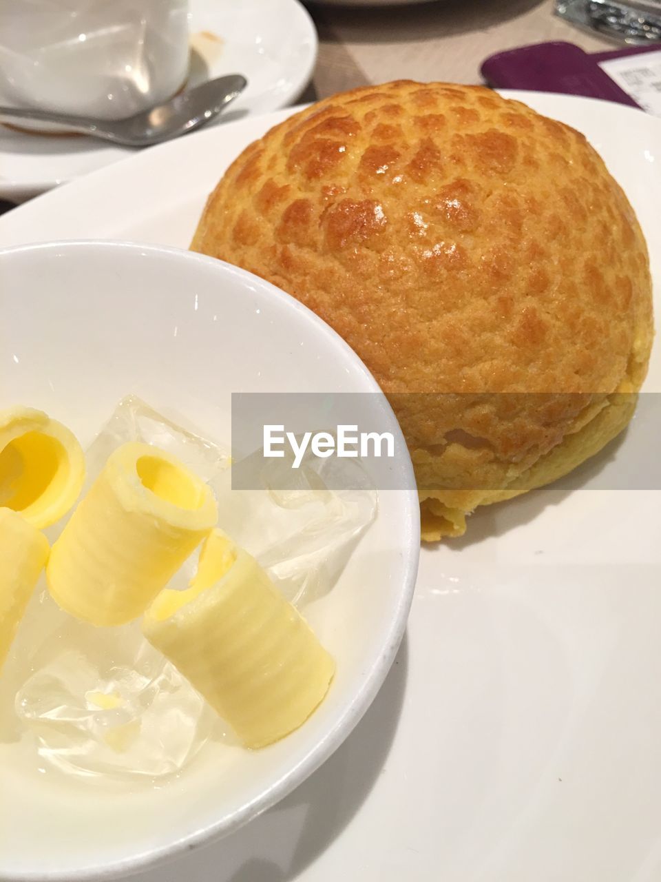 CLOSE-UP OF BREAD IN PLATE ON TABLE