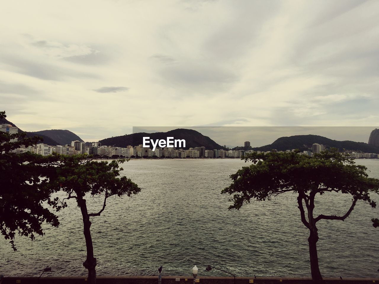 SCENIC VIEW OF SEA BY MOUNTAIN AGAINST SKY