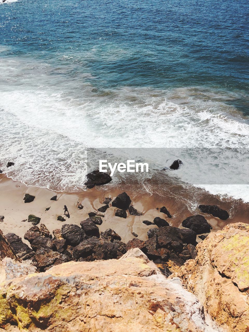 HIGH ANGLE VIEW OF ROCKS ON SHORE