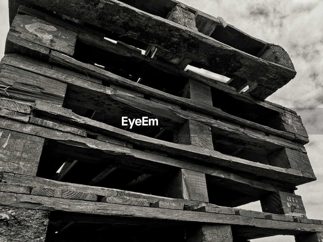 LOW ANGLE VIEW OF OLD BUILDING ROOF AGAINST SKY