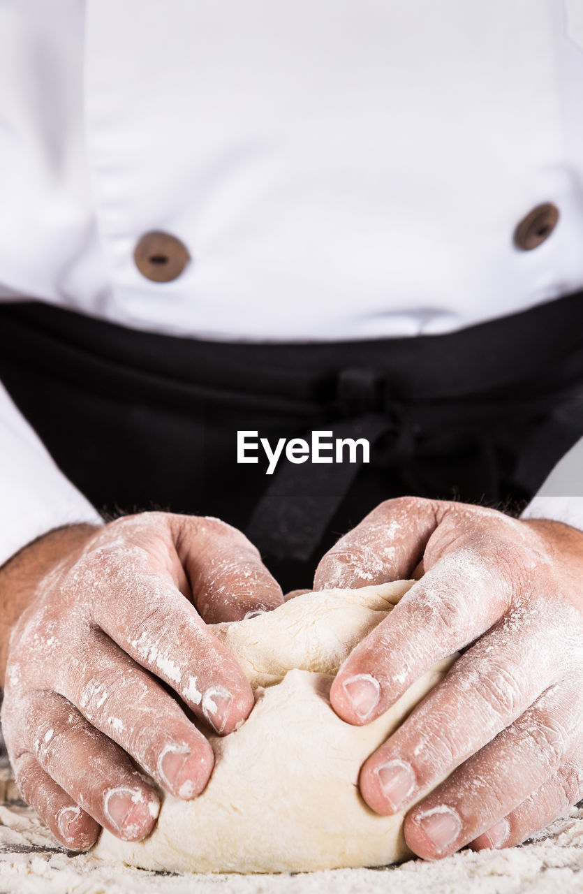 CLOSE-UP OF WOMAN PREPARING FOOD IN TRAY