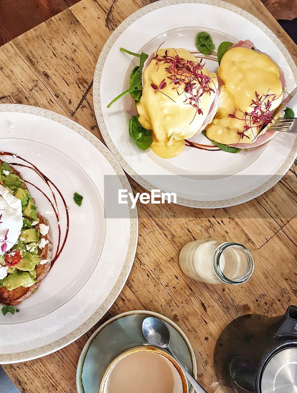 HIGH ANGLE VIEW OF SALAD IN BOWL ON TABLE