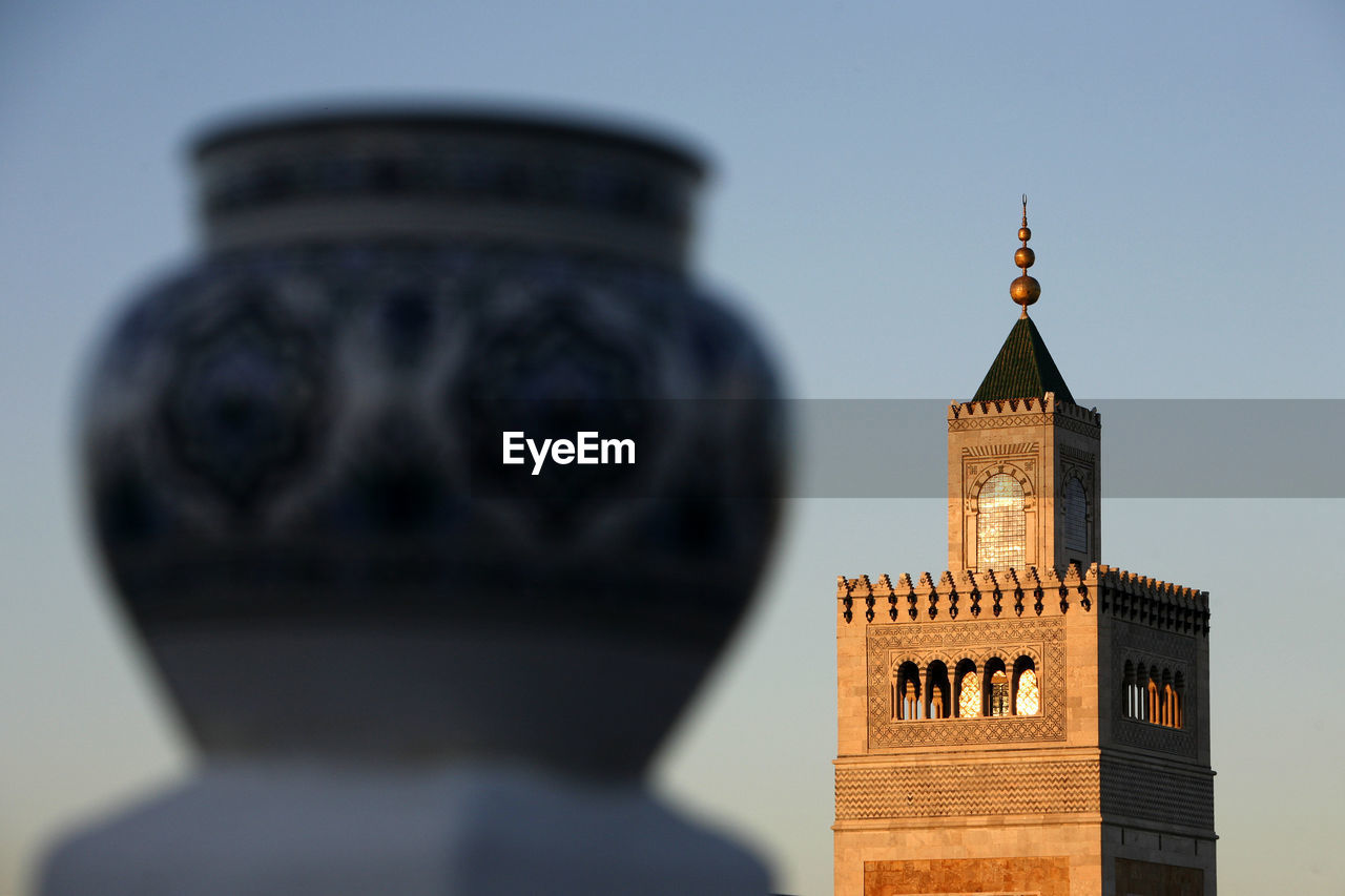 LOW ANGLE VIEW OF CLOCK TOWER AGAINST SKY