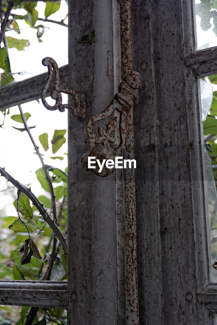 CLOSE-UP OF RUSTY CHAIN