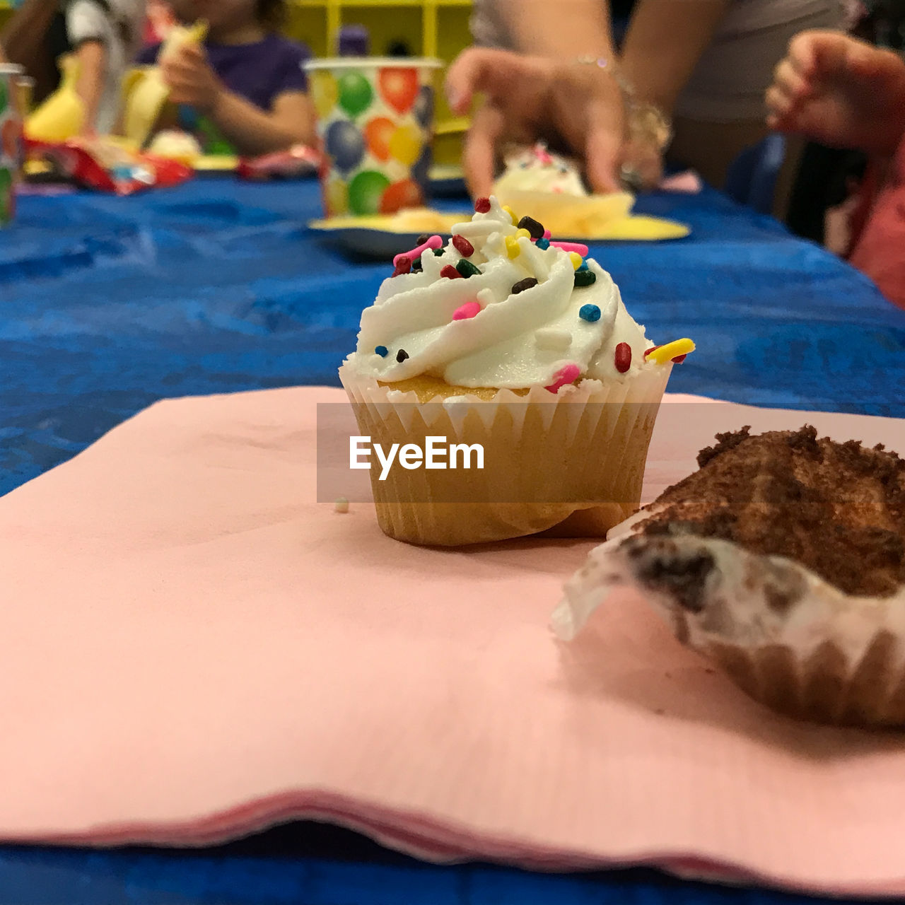 HIGH ANGLE VIEW OF HAND ON CAKE