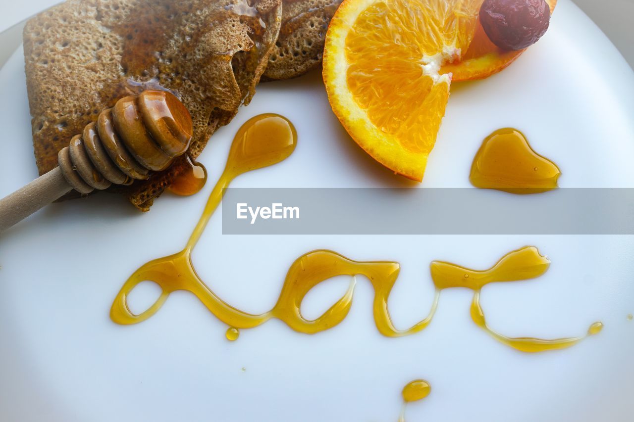 HIGH ANGLE VIEW OF ORANGE FRUITS ON TABLE