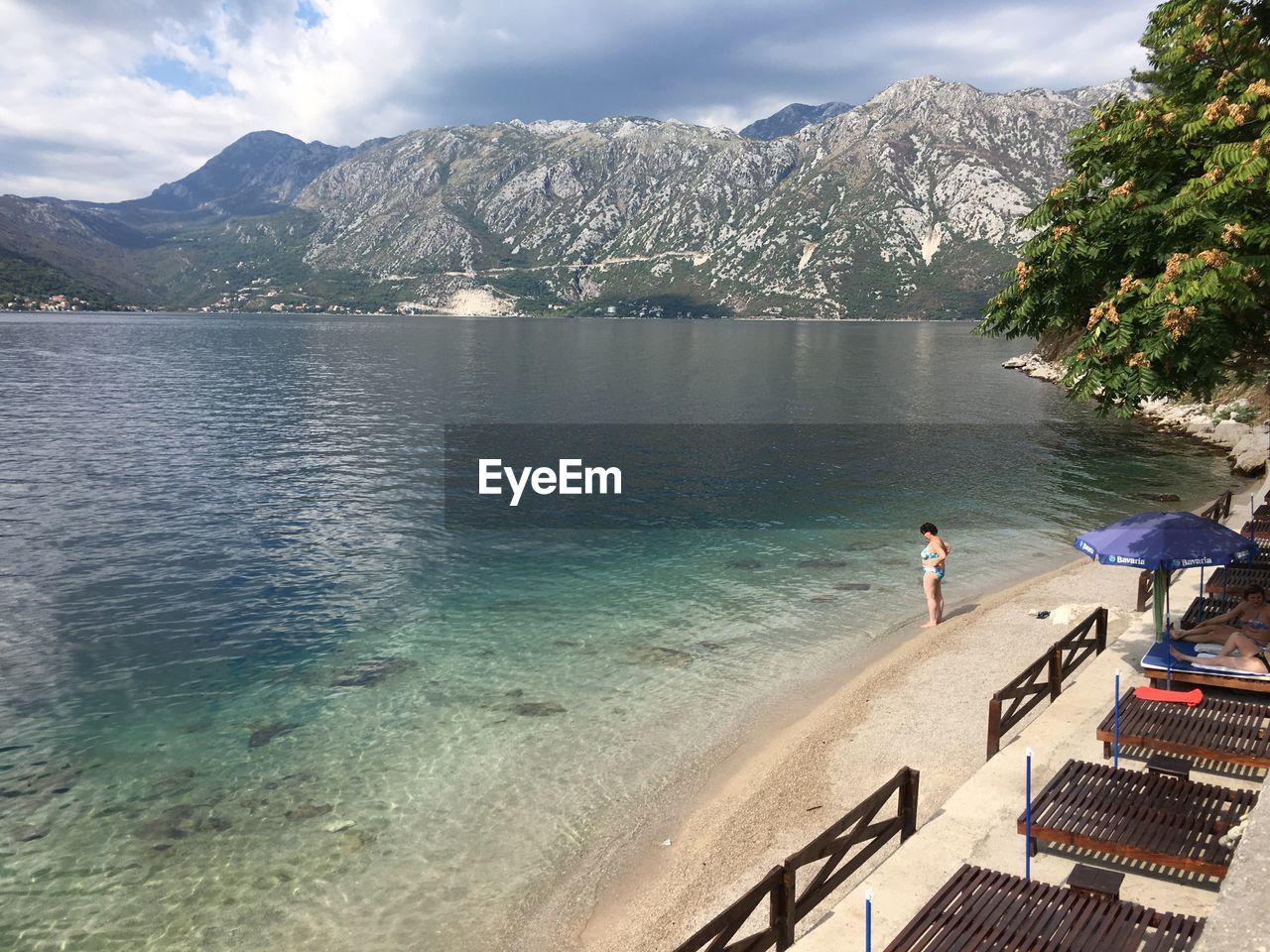 SCENIC VIEW OF LAKE AGAINST MOUNTAINS