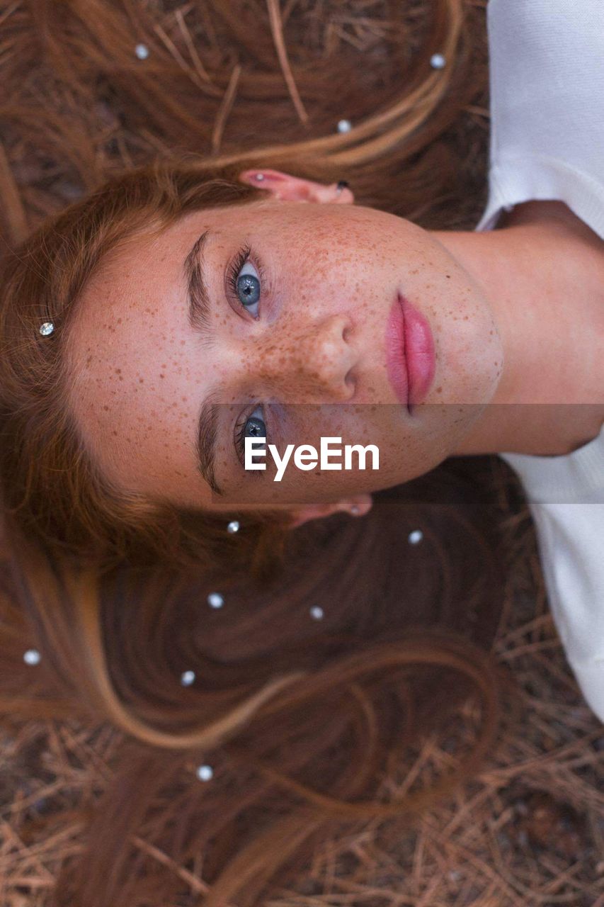 CLOSE-UP PORTRAIT OF YOUNG WOMAN IN MOUTH OPEN