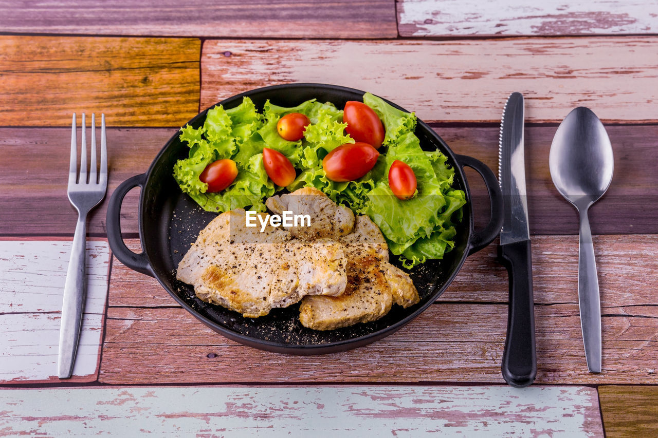 HIGH ANGLE VIEW OF FOOD IN PLATE