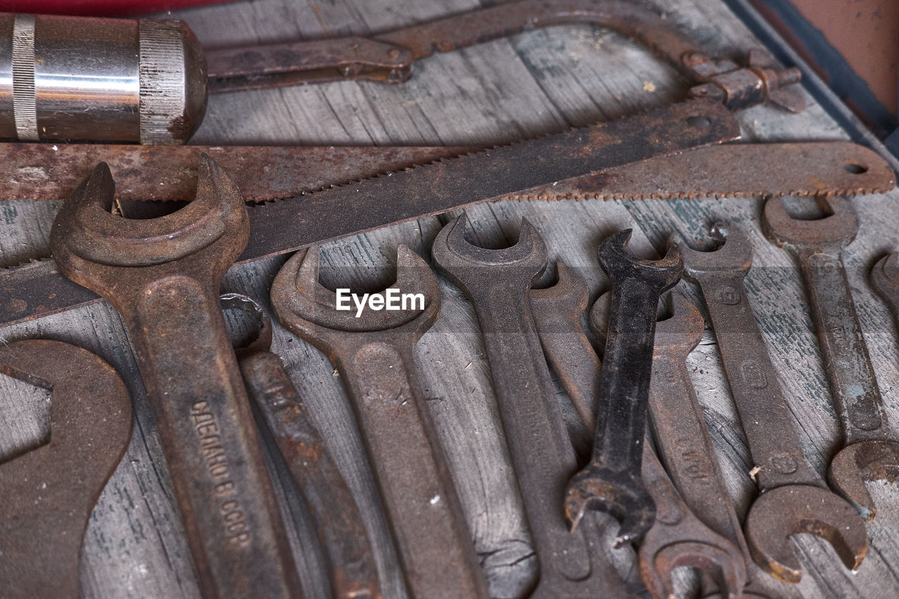 FULL FRAME SHOT OF RUSTY METAL SCULPTURE