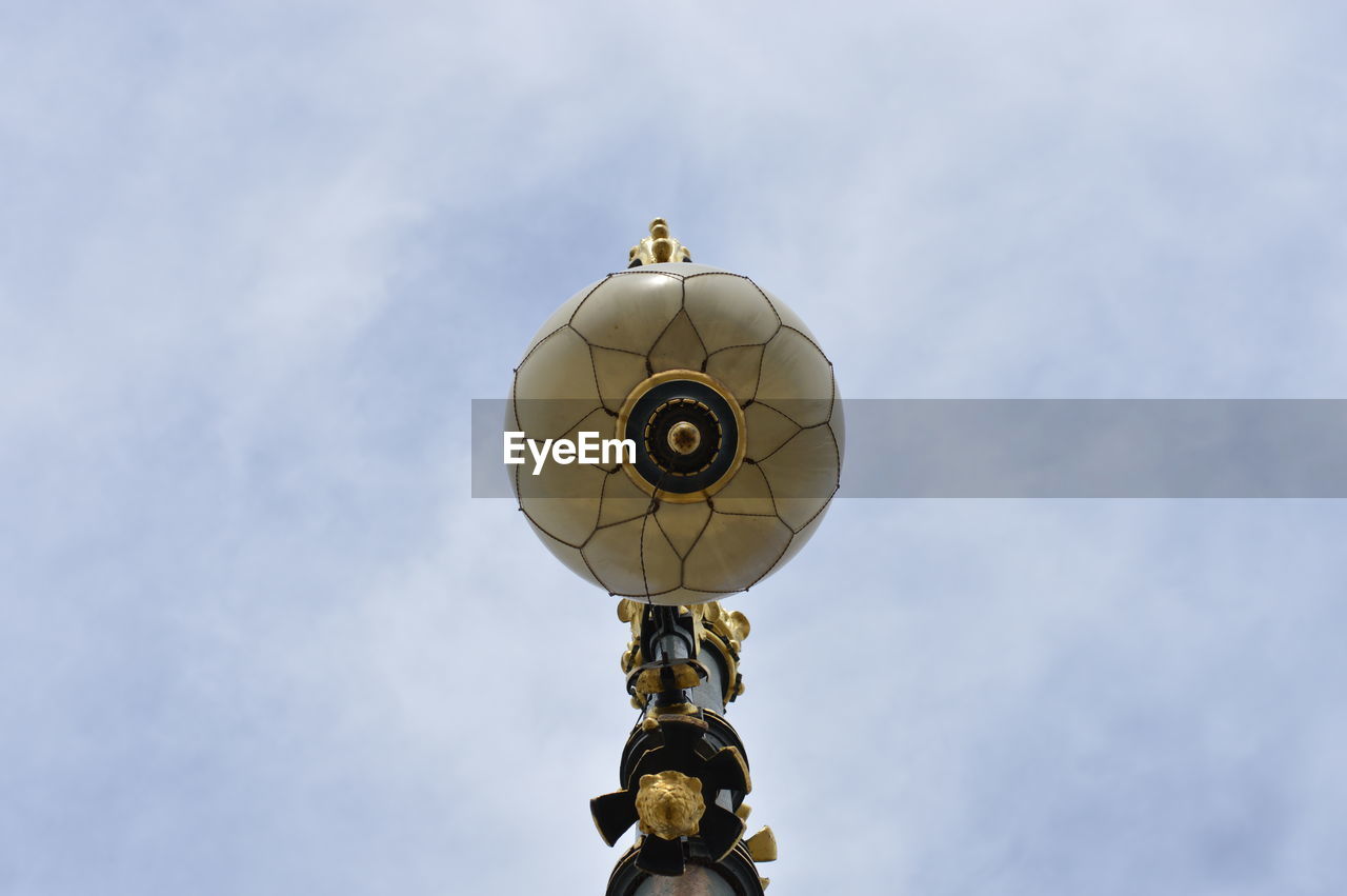 LOW ANGLE VIEW OF CROSS AGAINST CLOUDY SKY