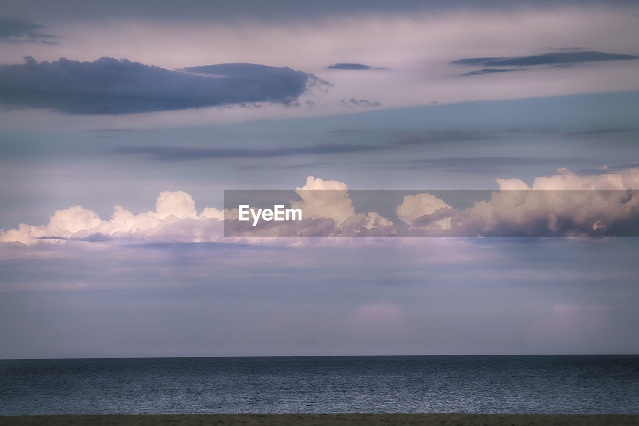 IDYLLIC VIEW OF SEA AGAINST SKY DURING SUNSET