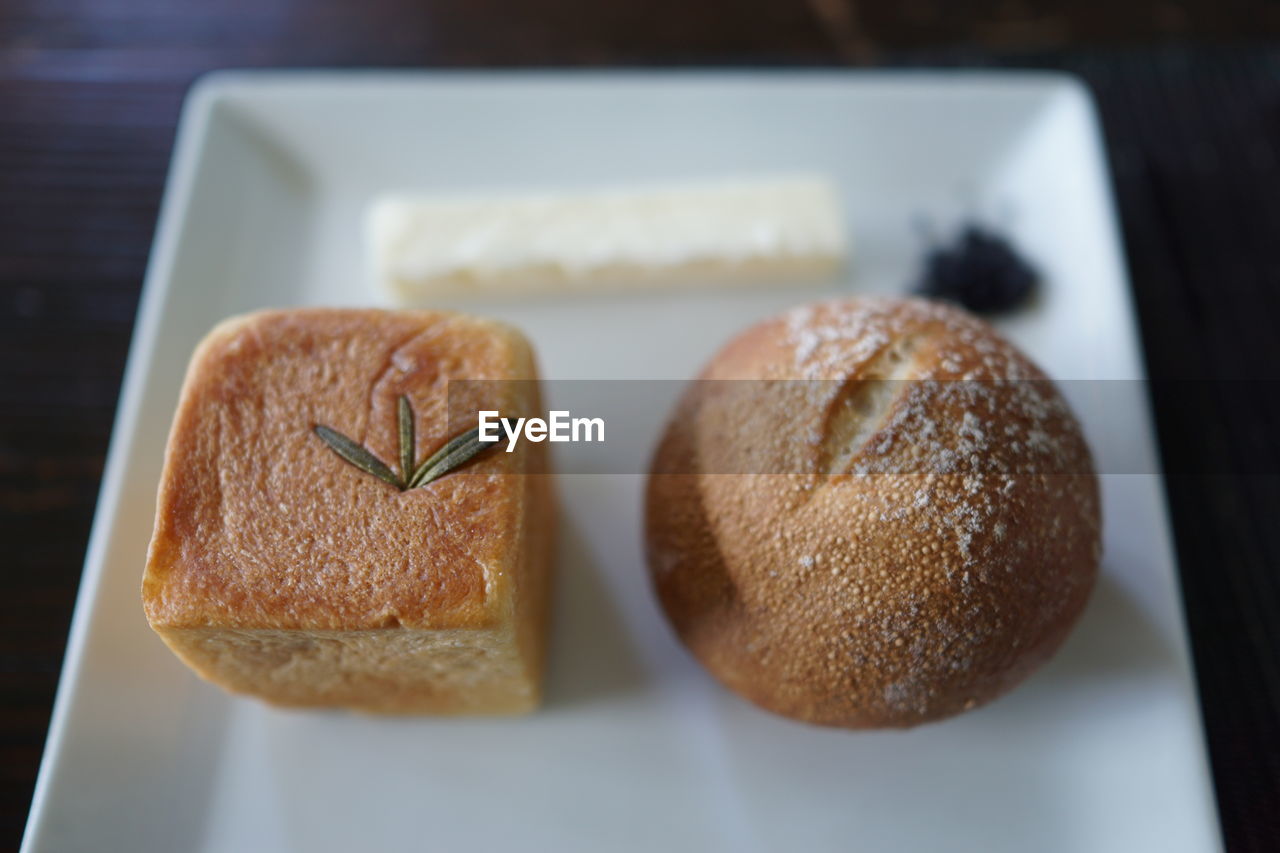 CLOSE-UP OF BREAD IN PLATE