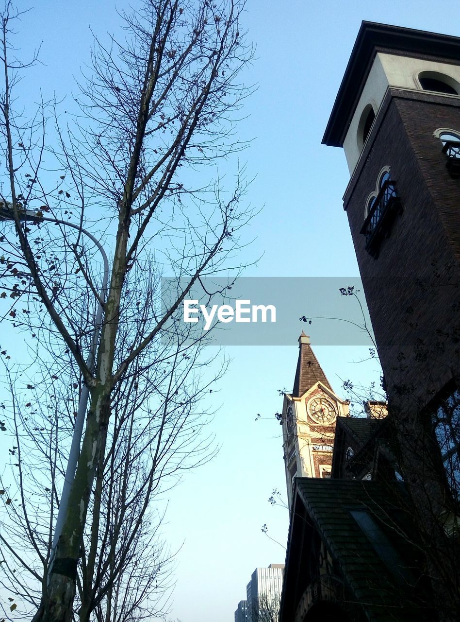 LOW ANGLE VIEW OF BUILDINGS AGAINST SKY