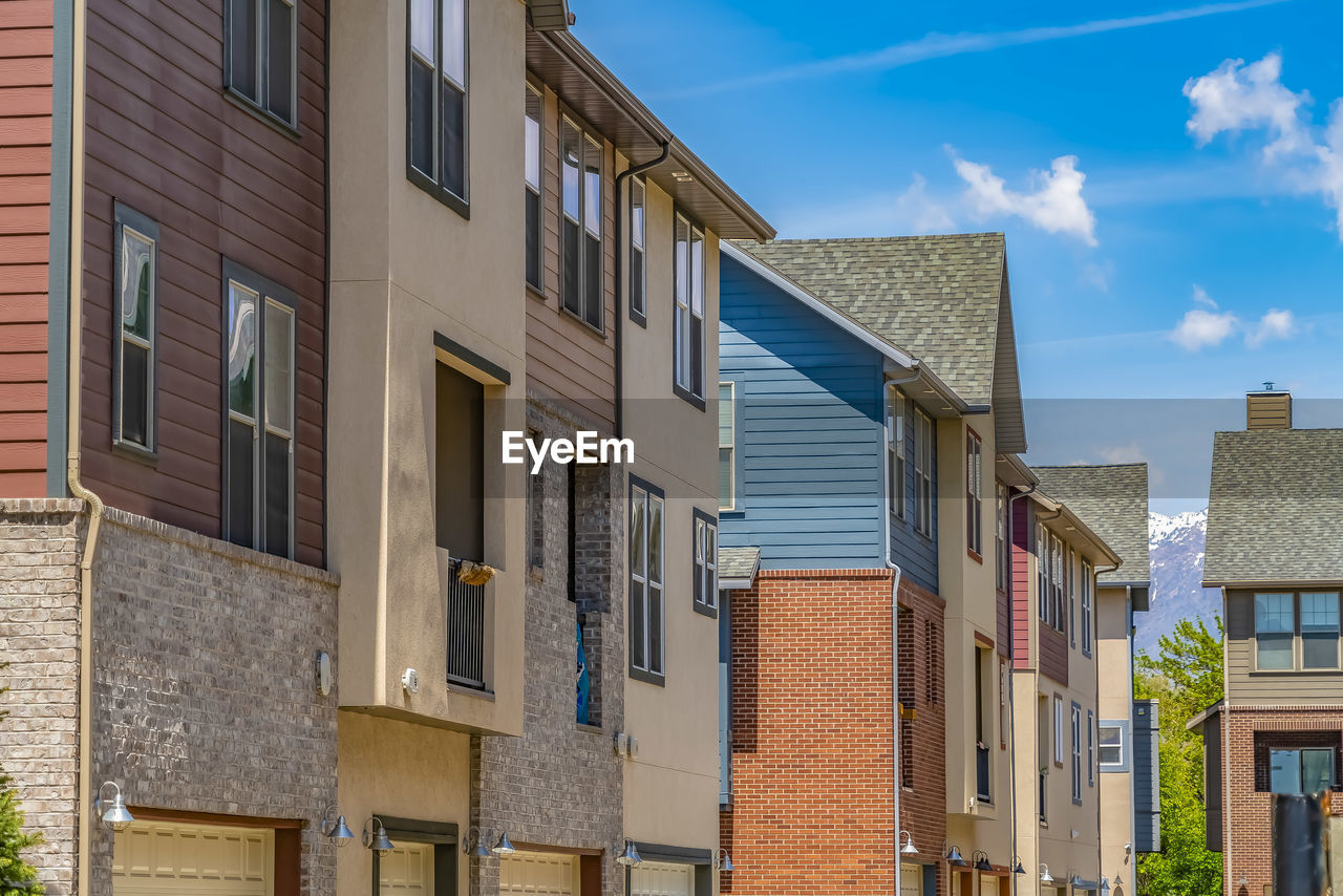 LOW ANGLE VIEW OF RESIDENTIAL BUILDING AGAINST SKY