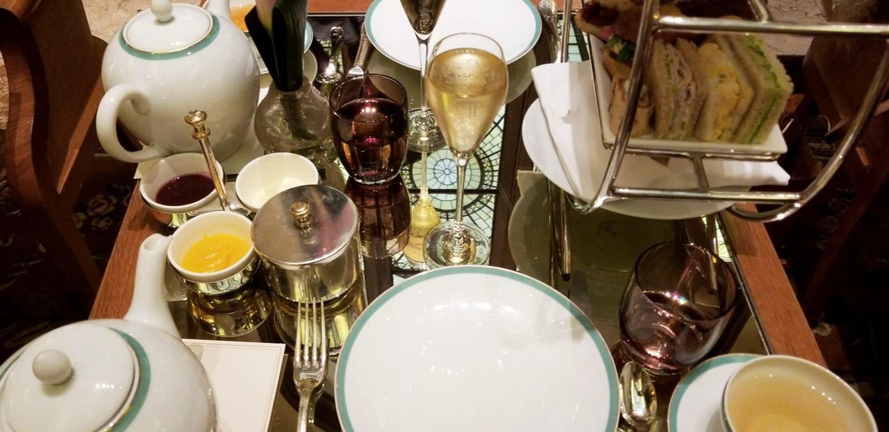 HIGH ANGLE VIEW OF BOTTLES IN PLATE ON TABLE