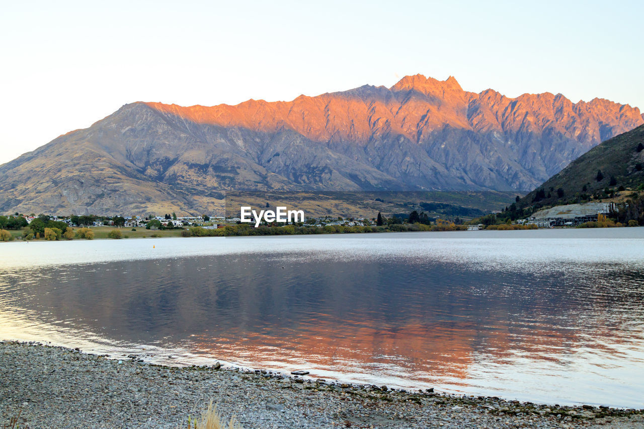 LAKE BY MOUNTAINS AGAINST SKY