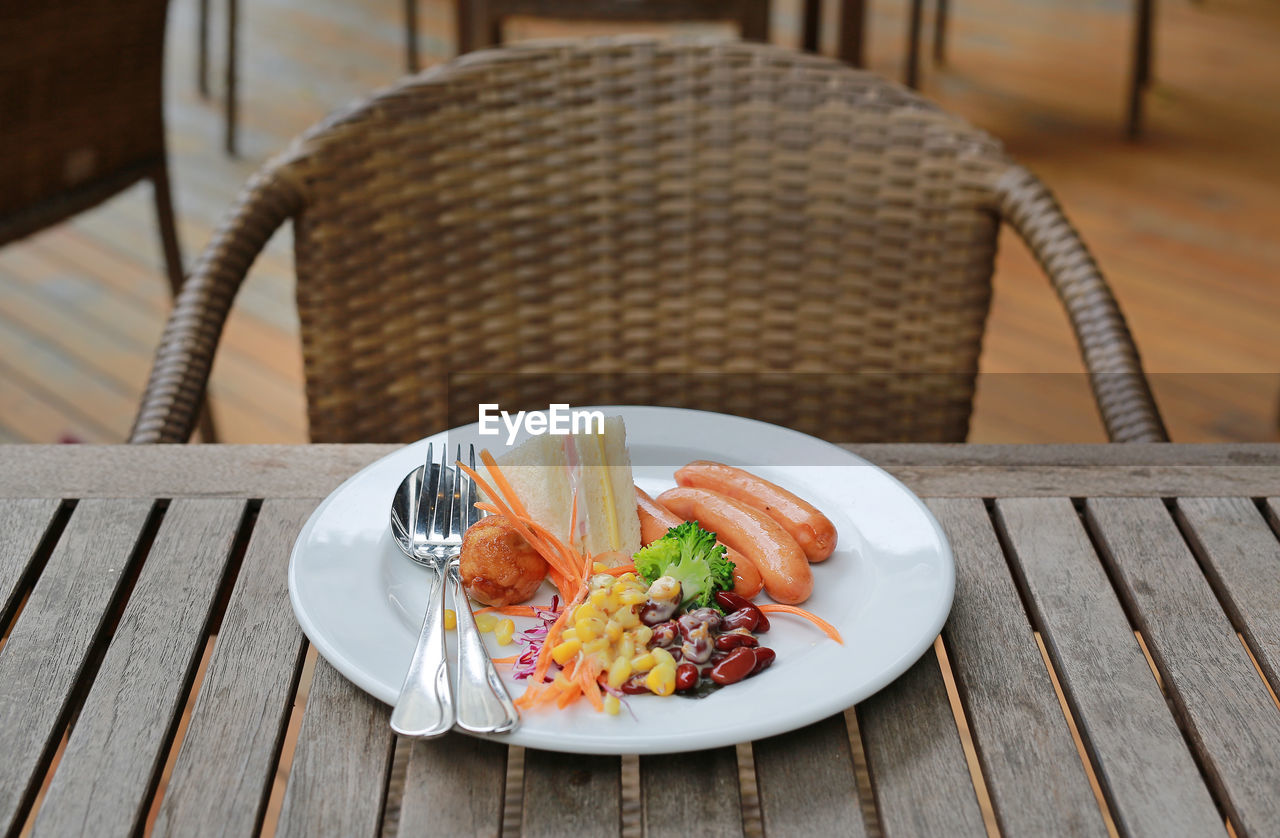 HIGH ANGLE VIEW OF BREAKFAST ON TABLE IN PLATE