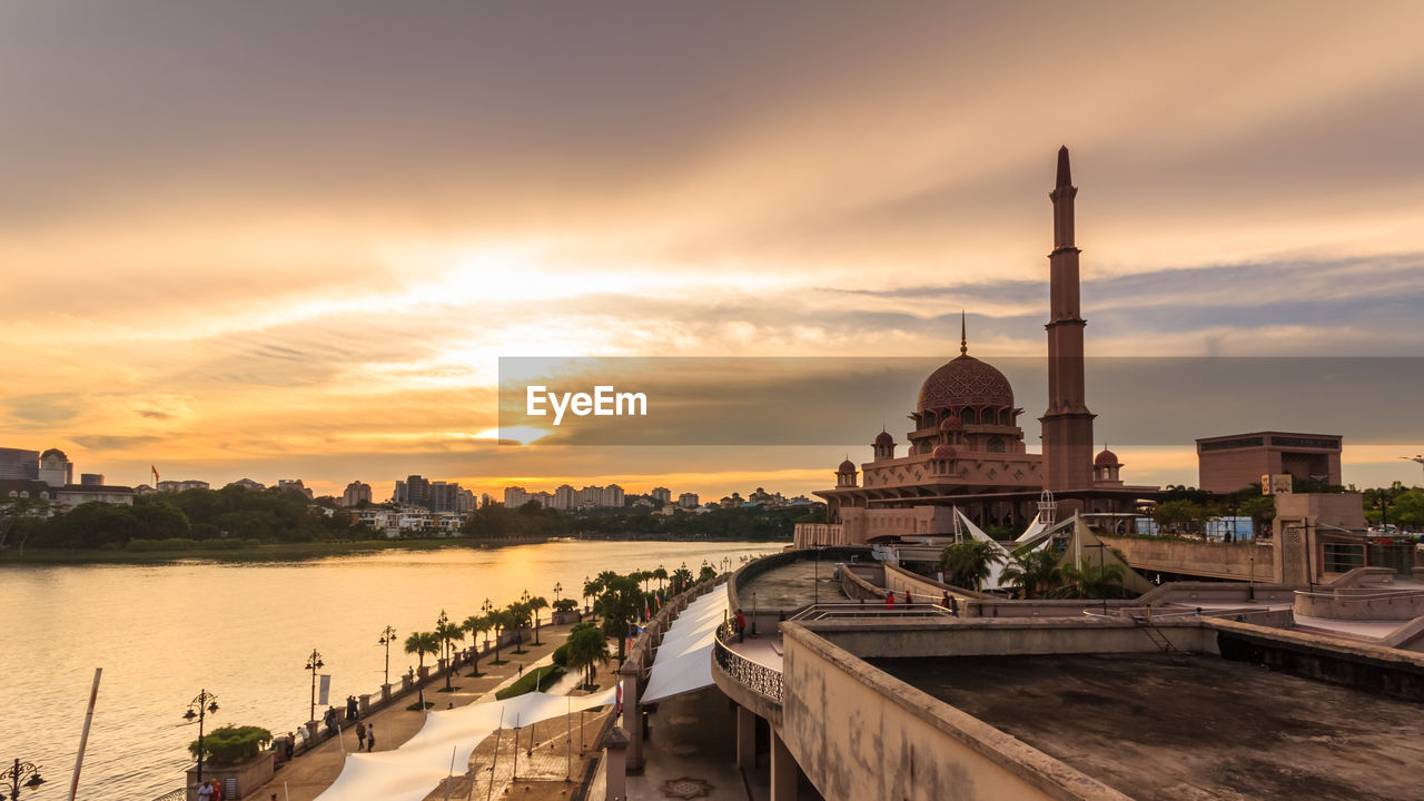 PANORAMIC VIEW OF BUILDINGS AT RIVERBANK