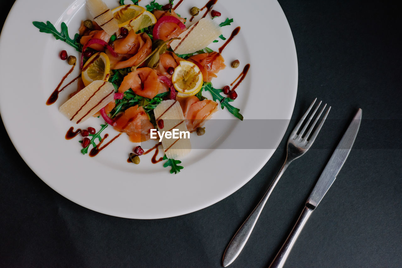 HIGH ANGLE VIEW OF FOOD IN PLATE