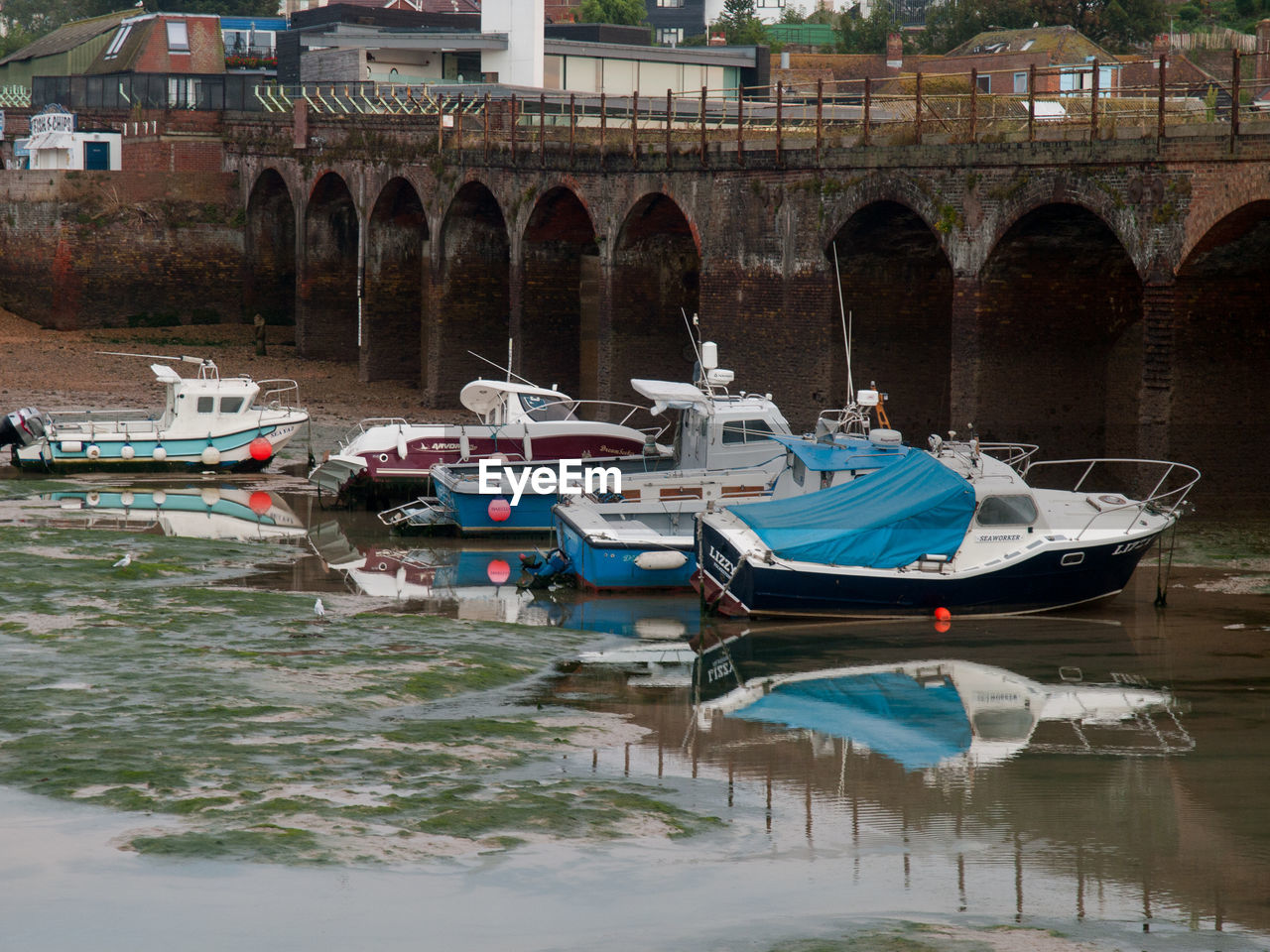 VIEW OF BOATS MOORED IN RIVER