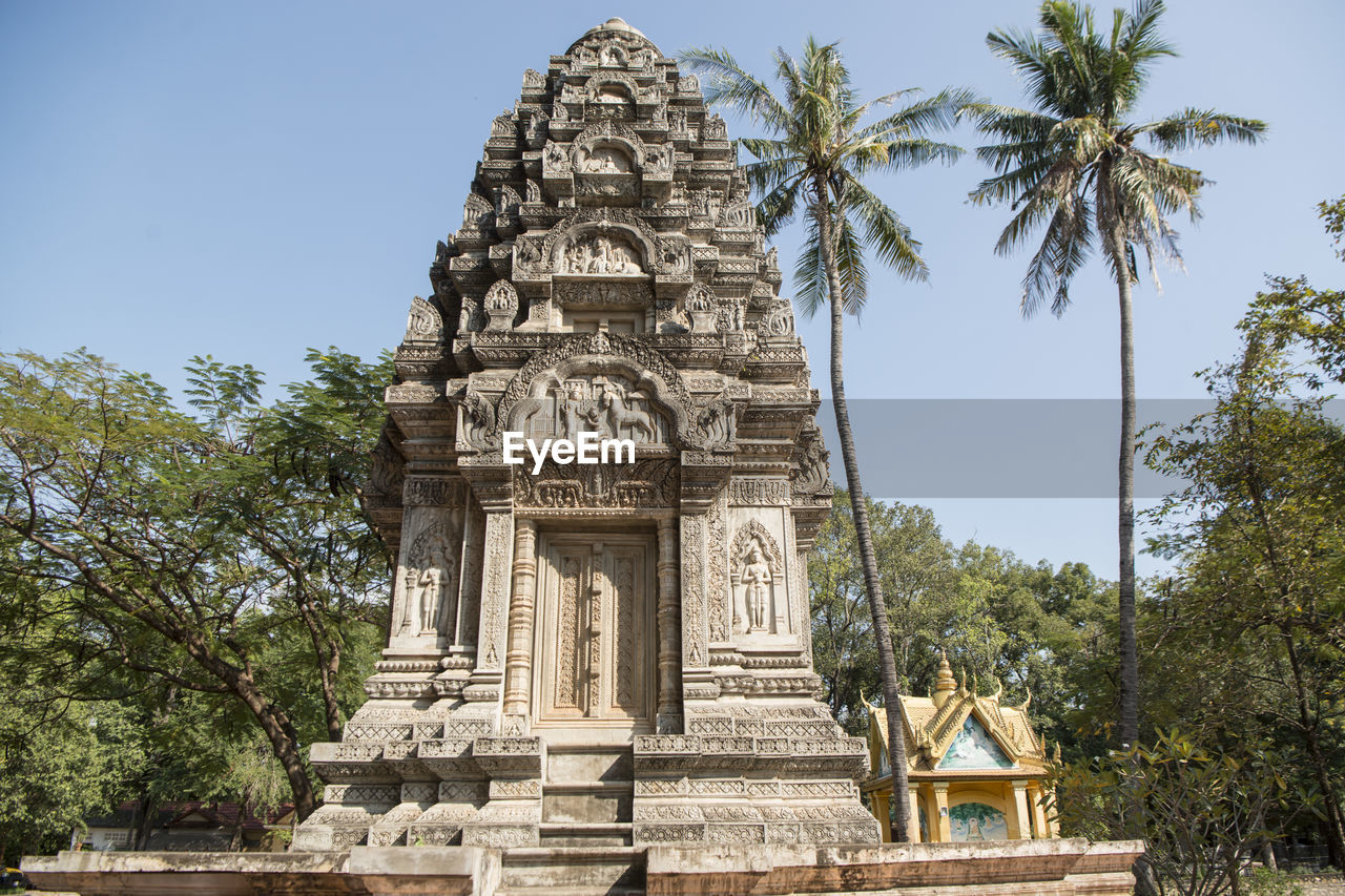 LOW ANGLE VIEW OF STATUE OF A TEMPLE