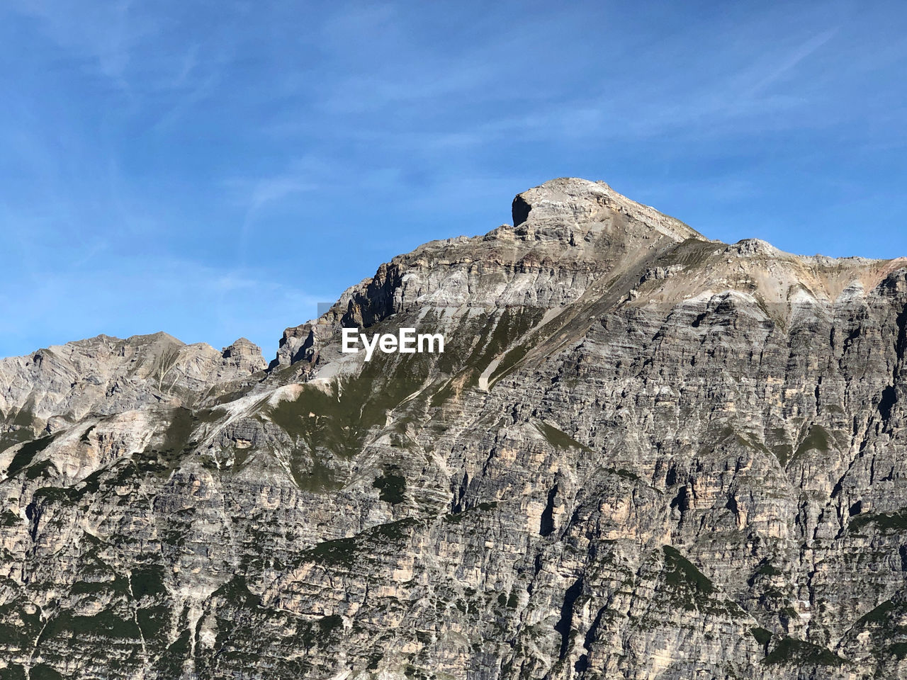 LOW ANGLE VIEW OF ROCK FORMATIONS AGAINST MOUNTAIN