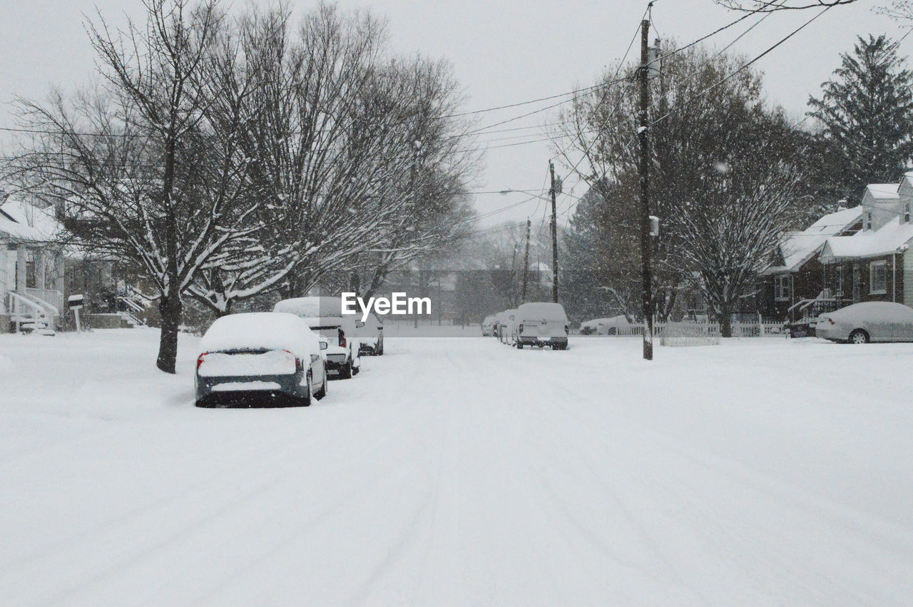 CARS ON SNOW COVERED CAR