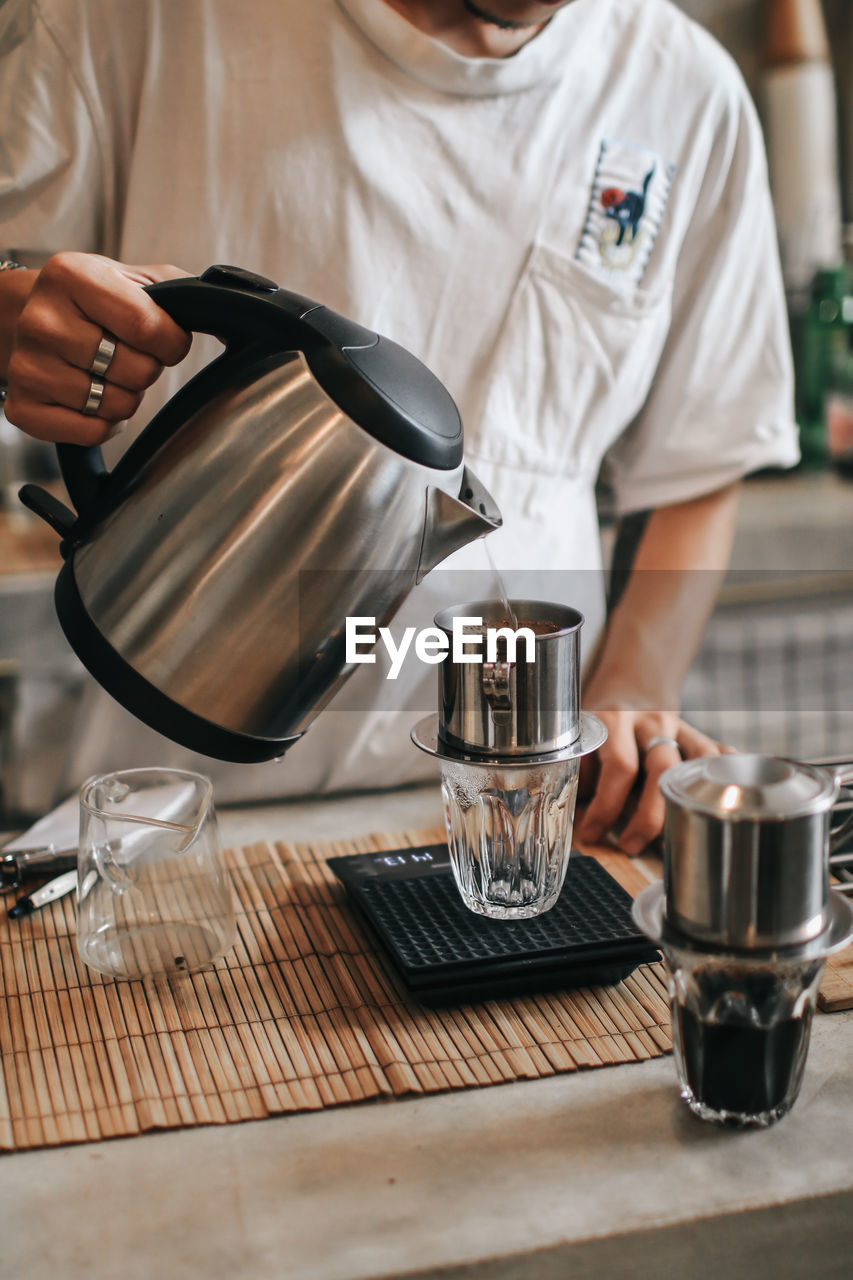 MIDSECTION OF MAN WITH COFFEE