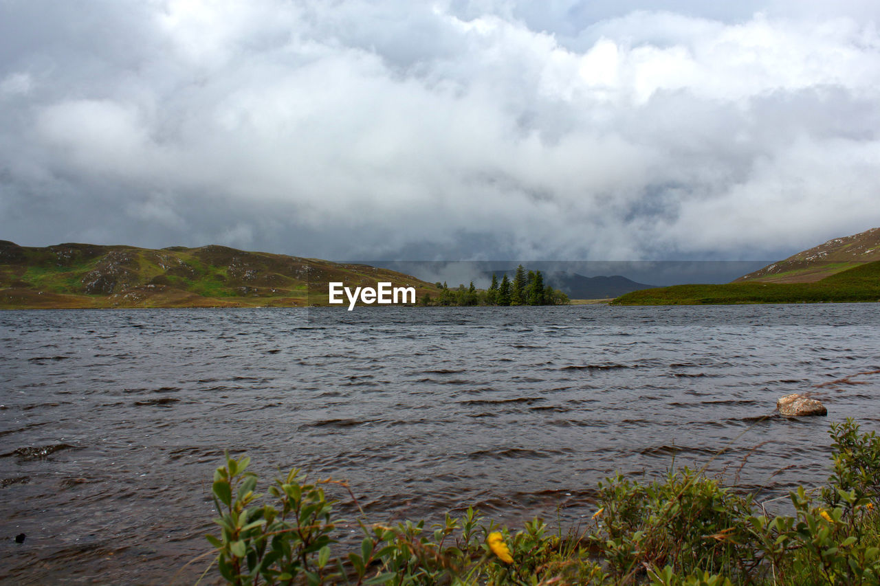 SCENIC VIEW OF SEA AND MOUNTAINS AGAINST SKY