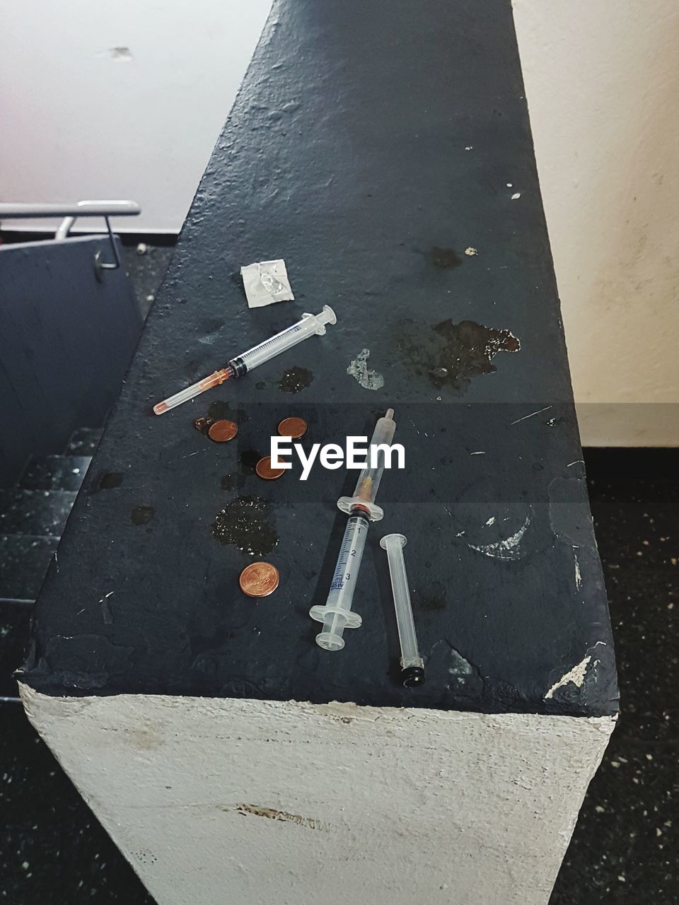 HIGH ANGLE VIEW OF CIGARETTE ON TABLE WITH REFLECTION