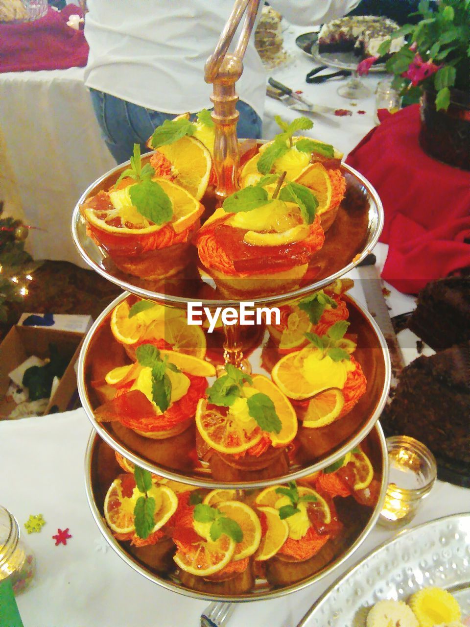 CLOSE-UP OF FRUITS IN BOWL