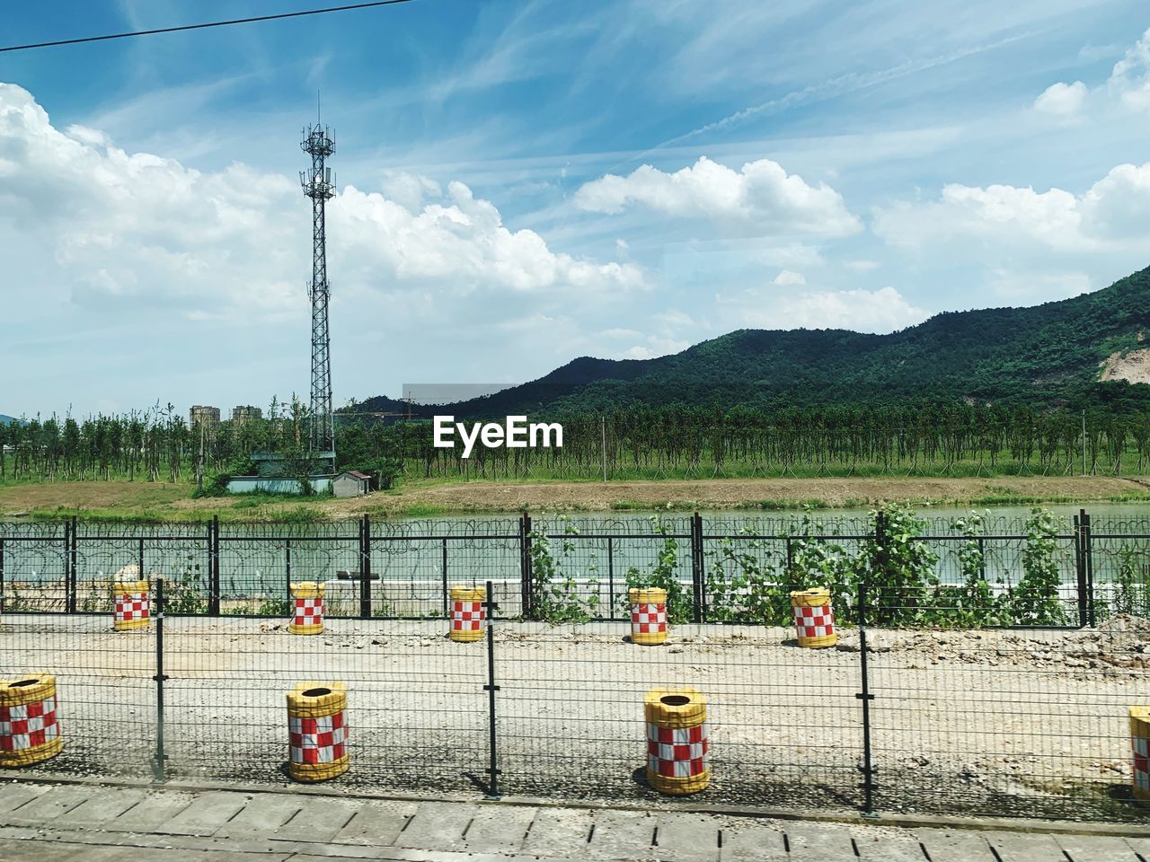 SCENIC VIEW OF LAKE AGAINST MOUNTAINS