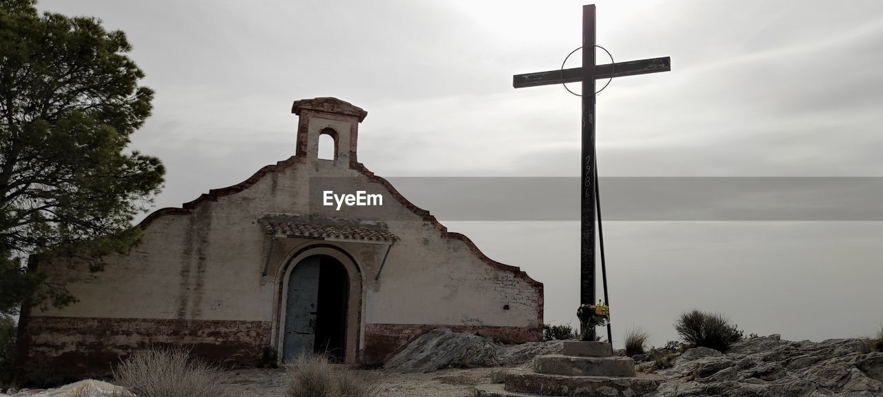 LOW ANGLE VIEW OF CROSS AGAINST SKY