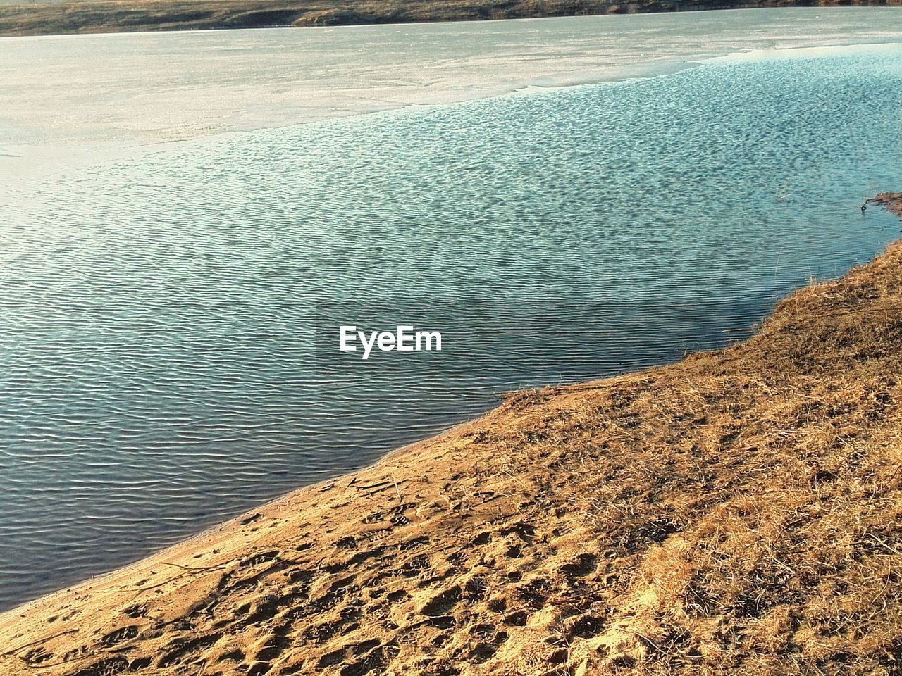 HIGH ANGLE VIEW OF SHORE AT BEACH