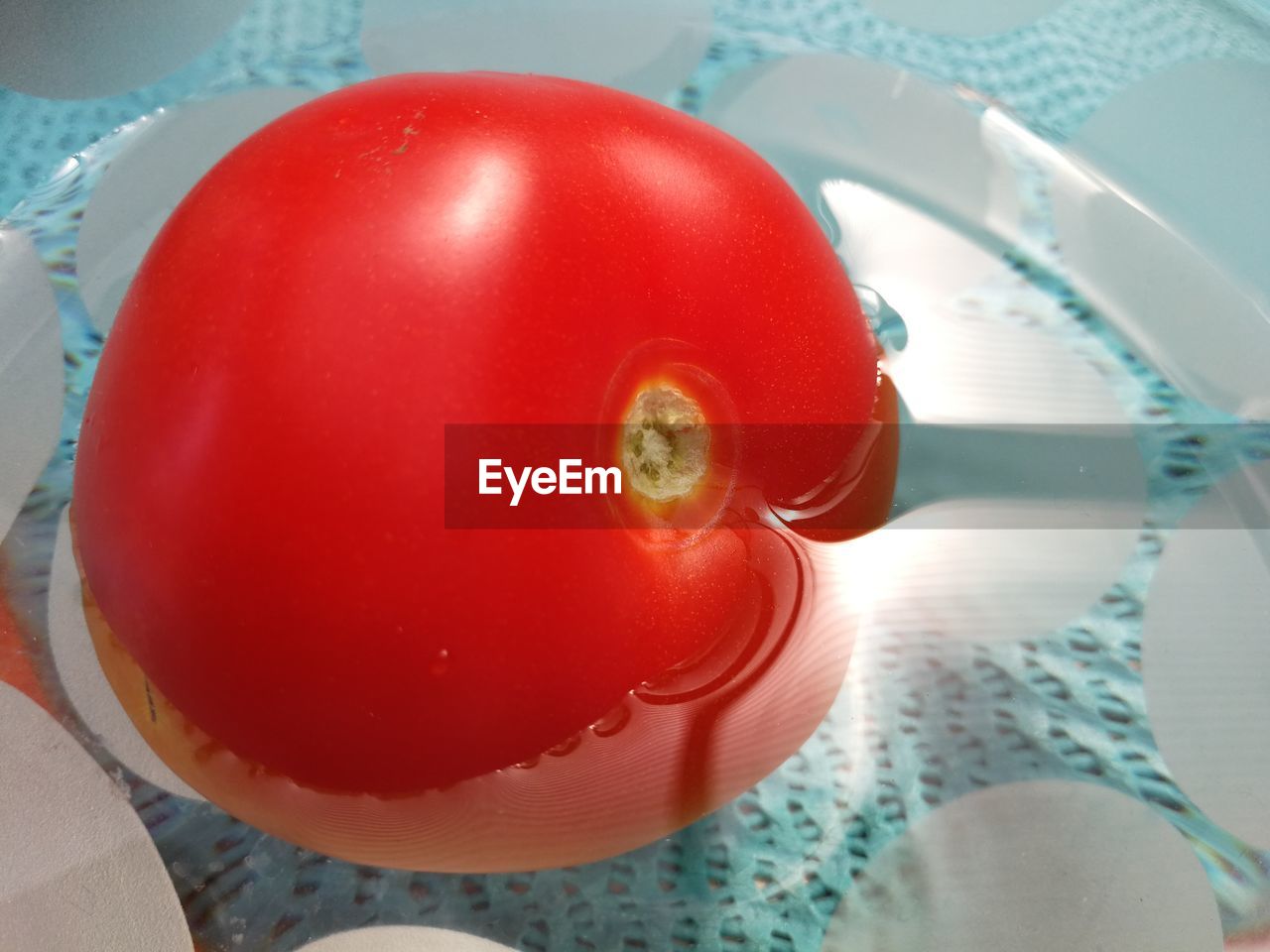 HIGH ANGLE VIEW OF RED FRUIT IN BOWL