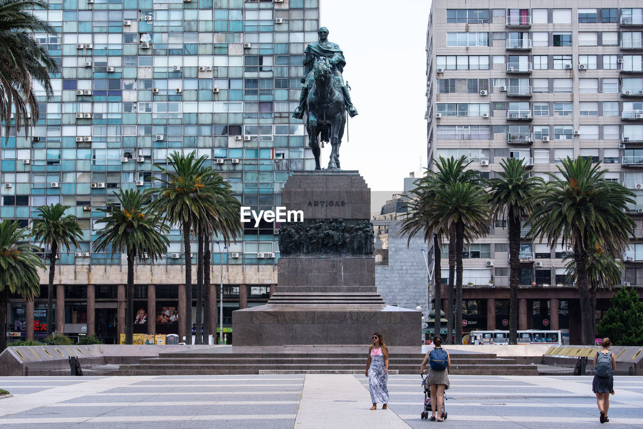 STATUE OF PEOPLE IN CITY