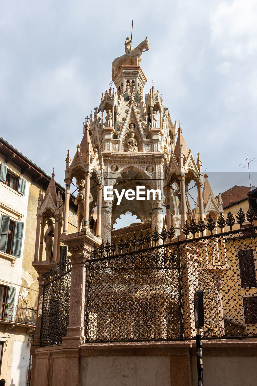 LOW ANGLE VIEW OF STATUE OF BUILDING