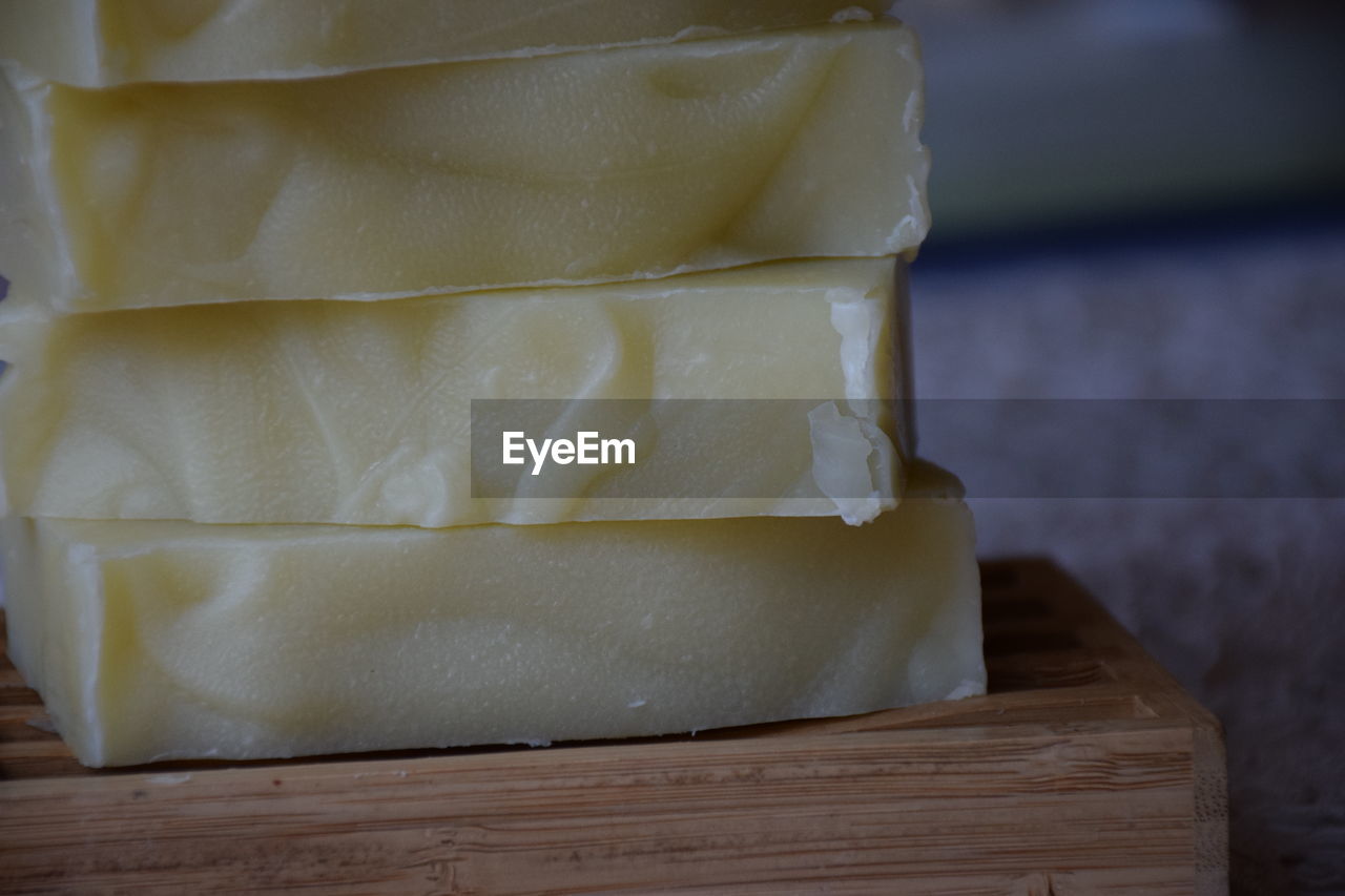 CLOSE-UP VIEW OF BREAD