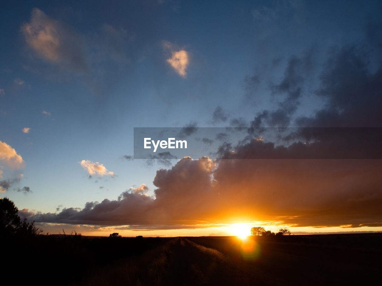 SCENIC VIEW OF DRAMATIC SKY OVER SILHOUETTE LAND