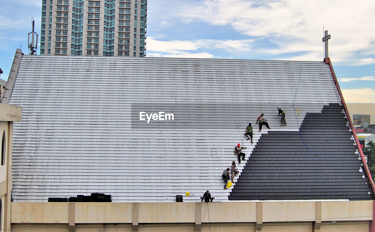 LOW ANGLE VIEW OF BUILDING AGAINST CLOUDY SKY