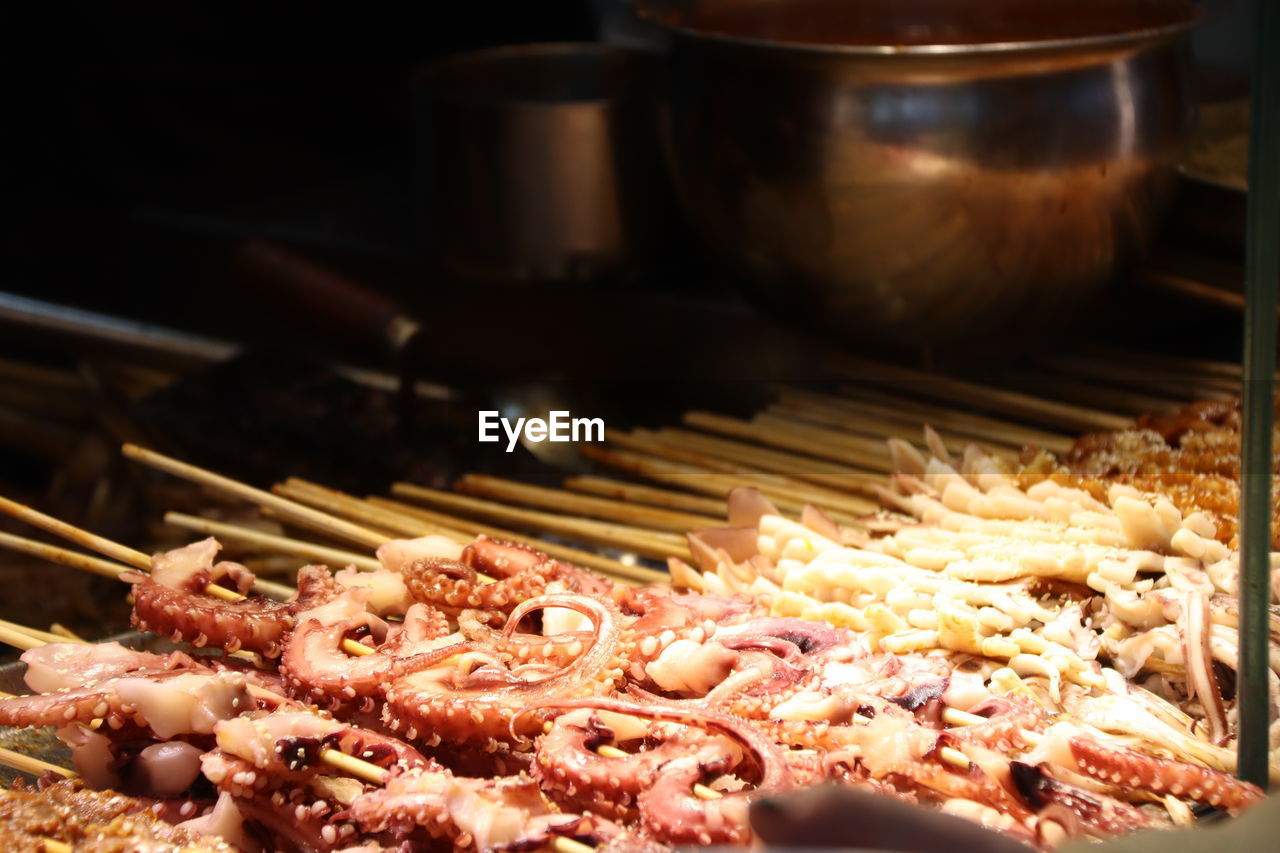 CLOSE-UP OF MEAT IN TRAY