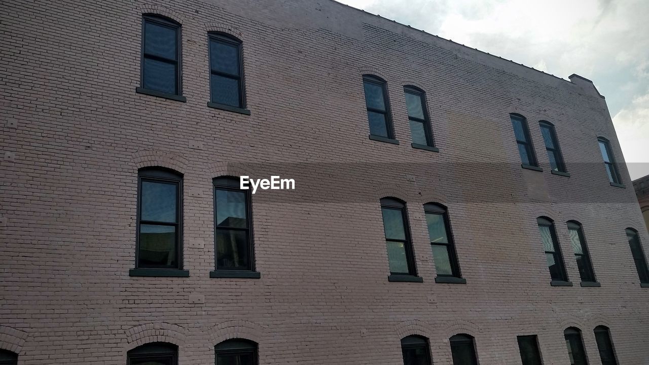 LOW ANGLE VIEW OF BUILDINGS AGAINST SKY