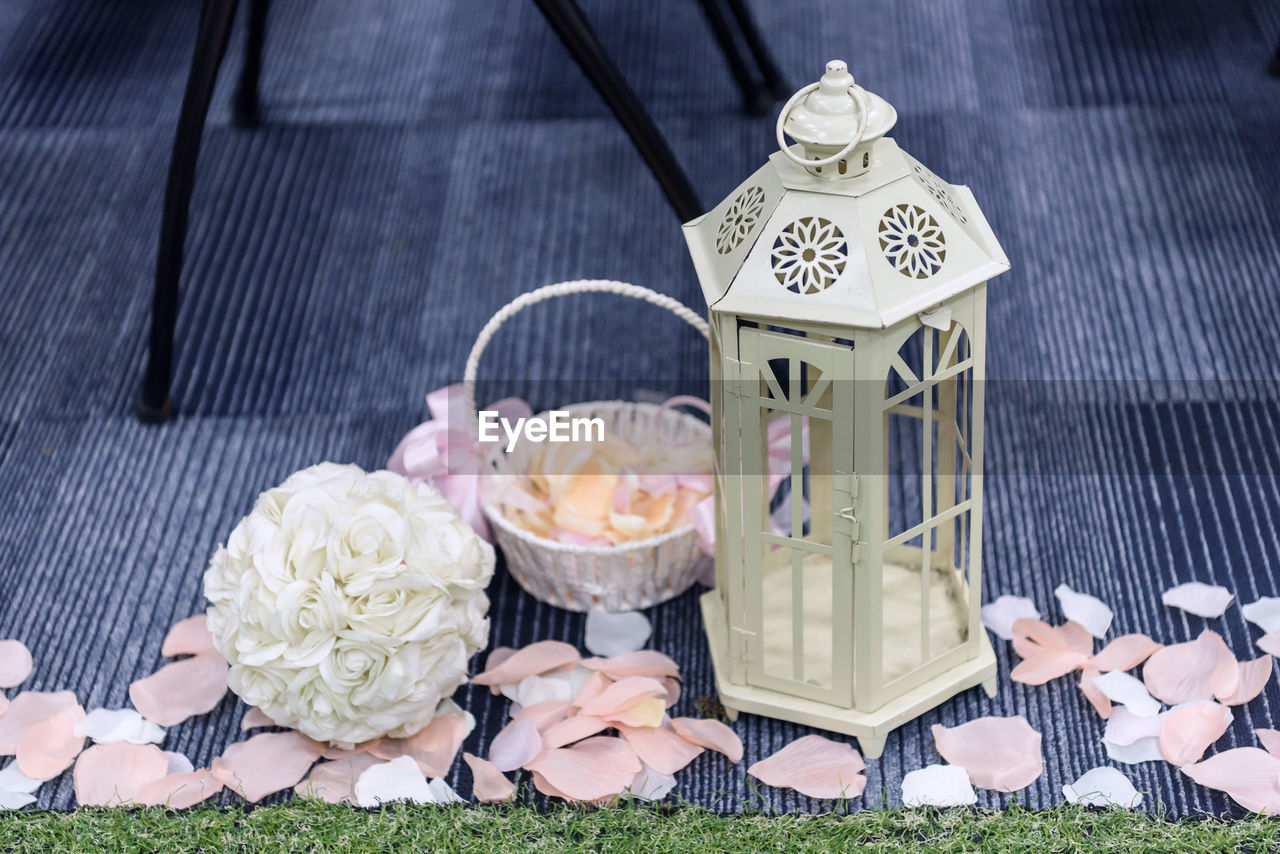 HIGH ANGLE VIEW OF ROSE BOUQUET ON TABLE AGAINST WHITE WALL