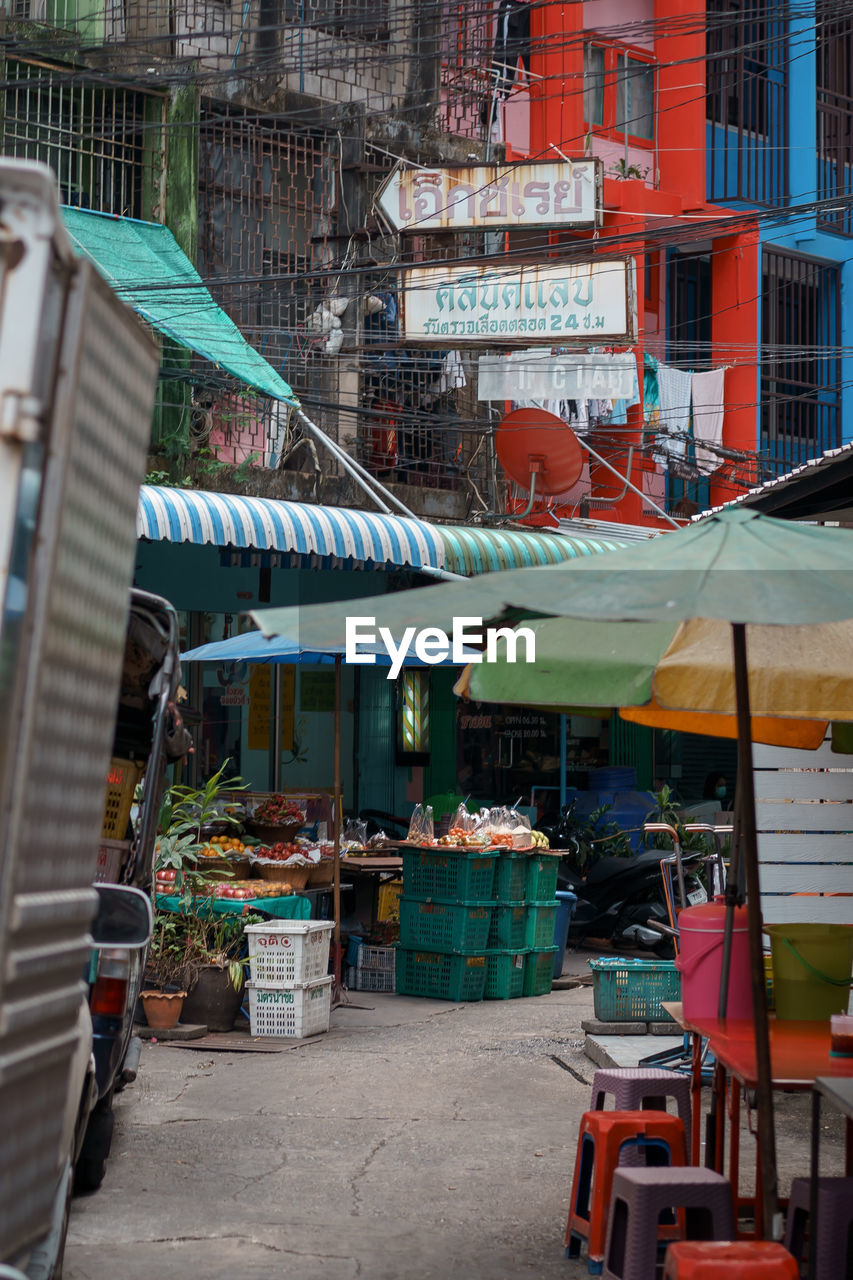 STREET MARKET AGAINST BUILDINGS