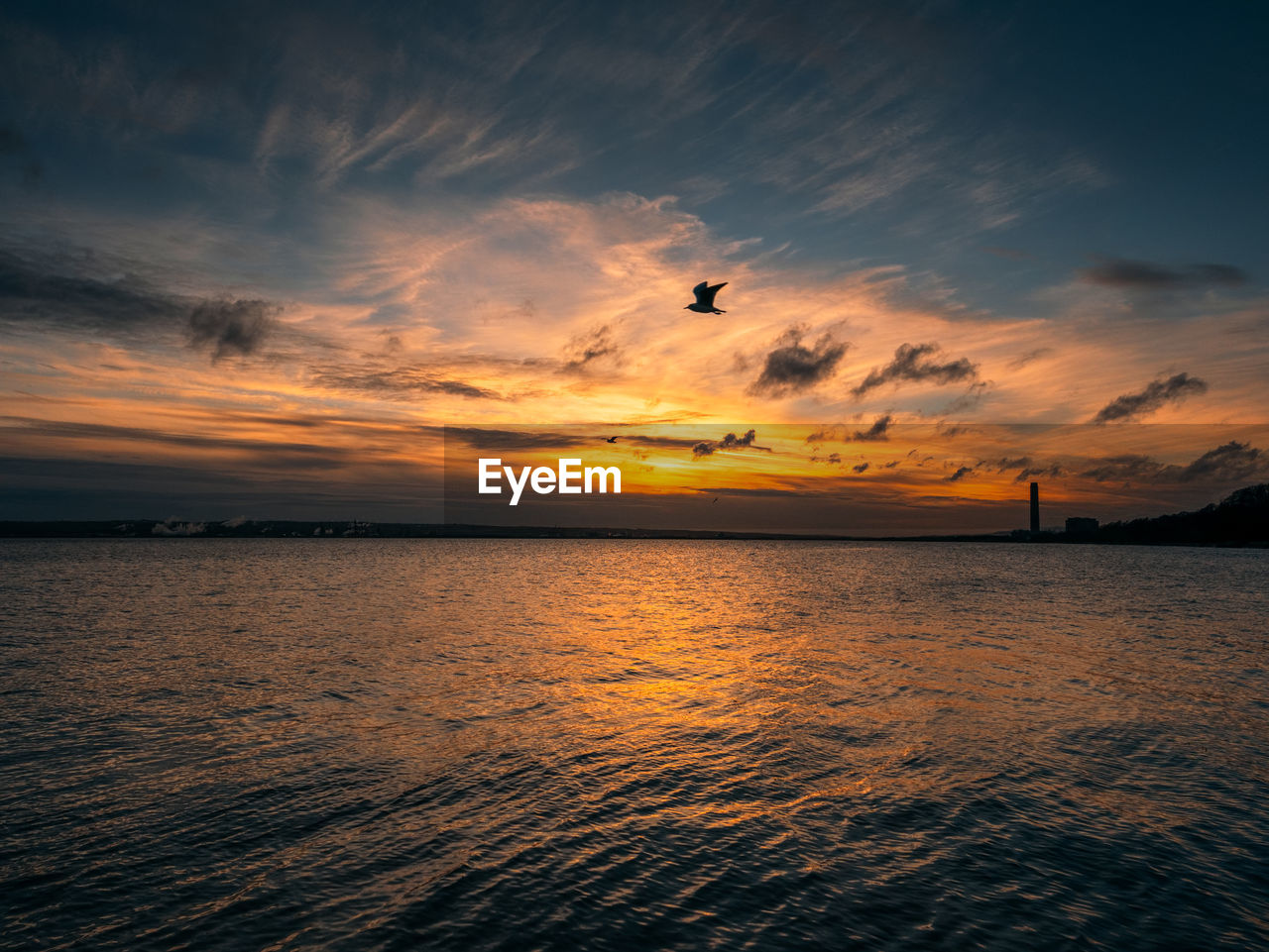 SCENIC VIEW OF SEA AGAINST SKY AT SUNSET