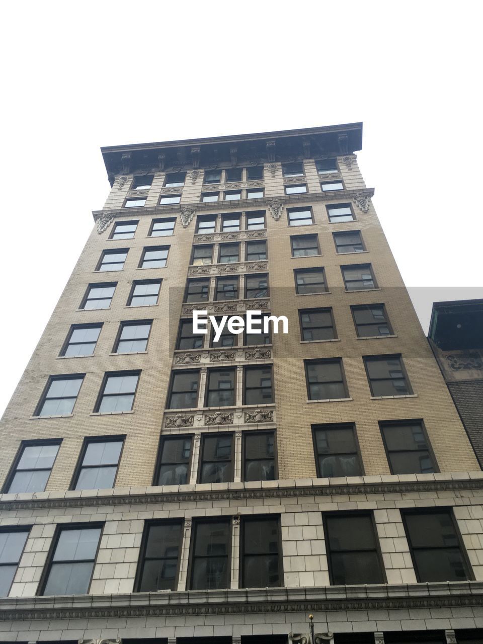 LOW ANGLE VIEW OF BUILDINGS IN CITY