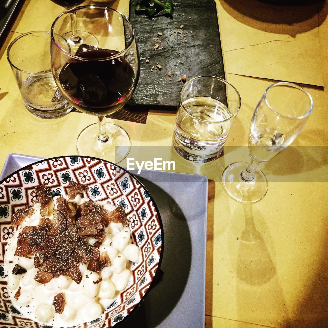 HIGH ANGLE VIEW OF BEER IN PLATE ON TABLE