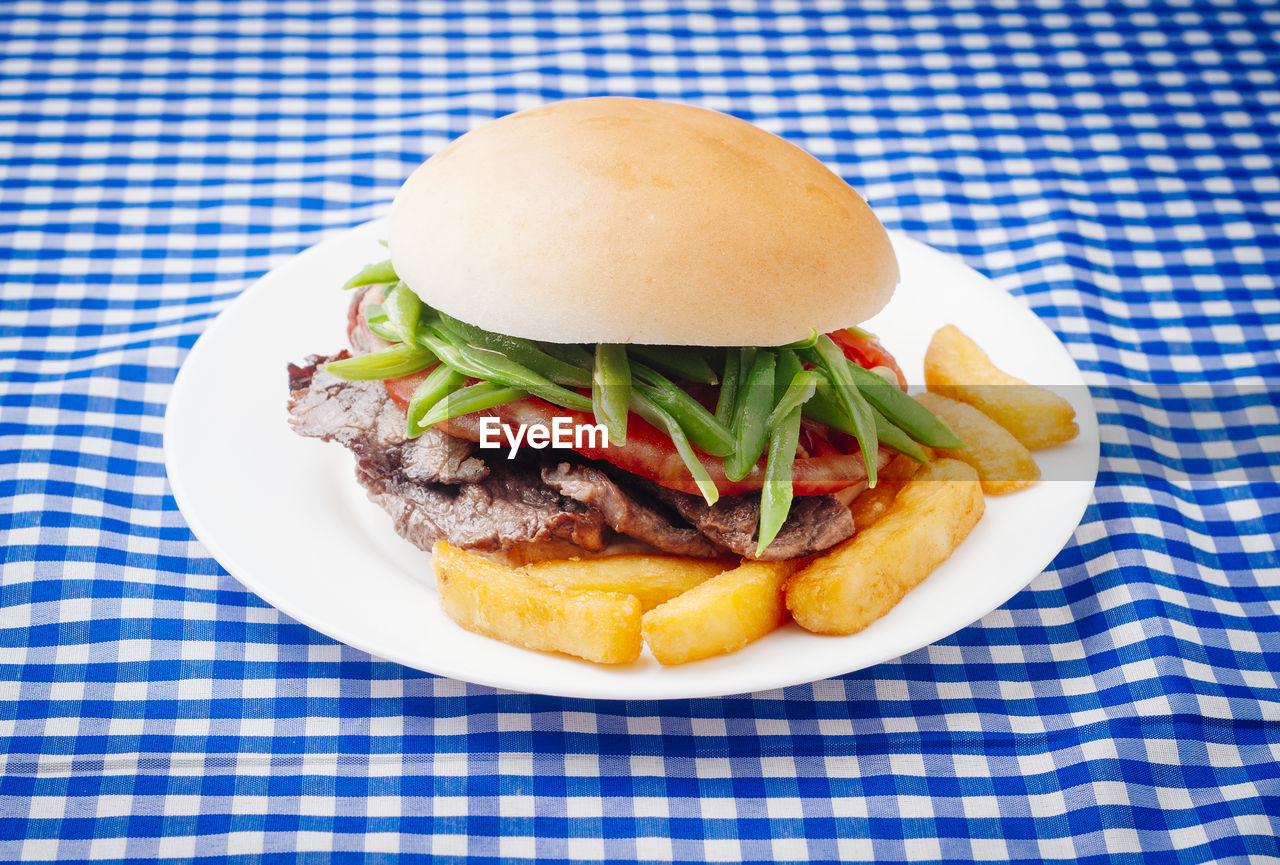 CLOSE-UP OF BURGER IN PLATE